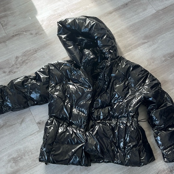 Women’s ALO yoga puffer jacket. 
NEW with tags. NEVER worn. Gloss black. - Picture 1 of 8